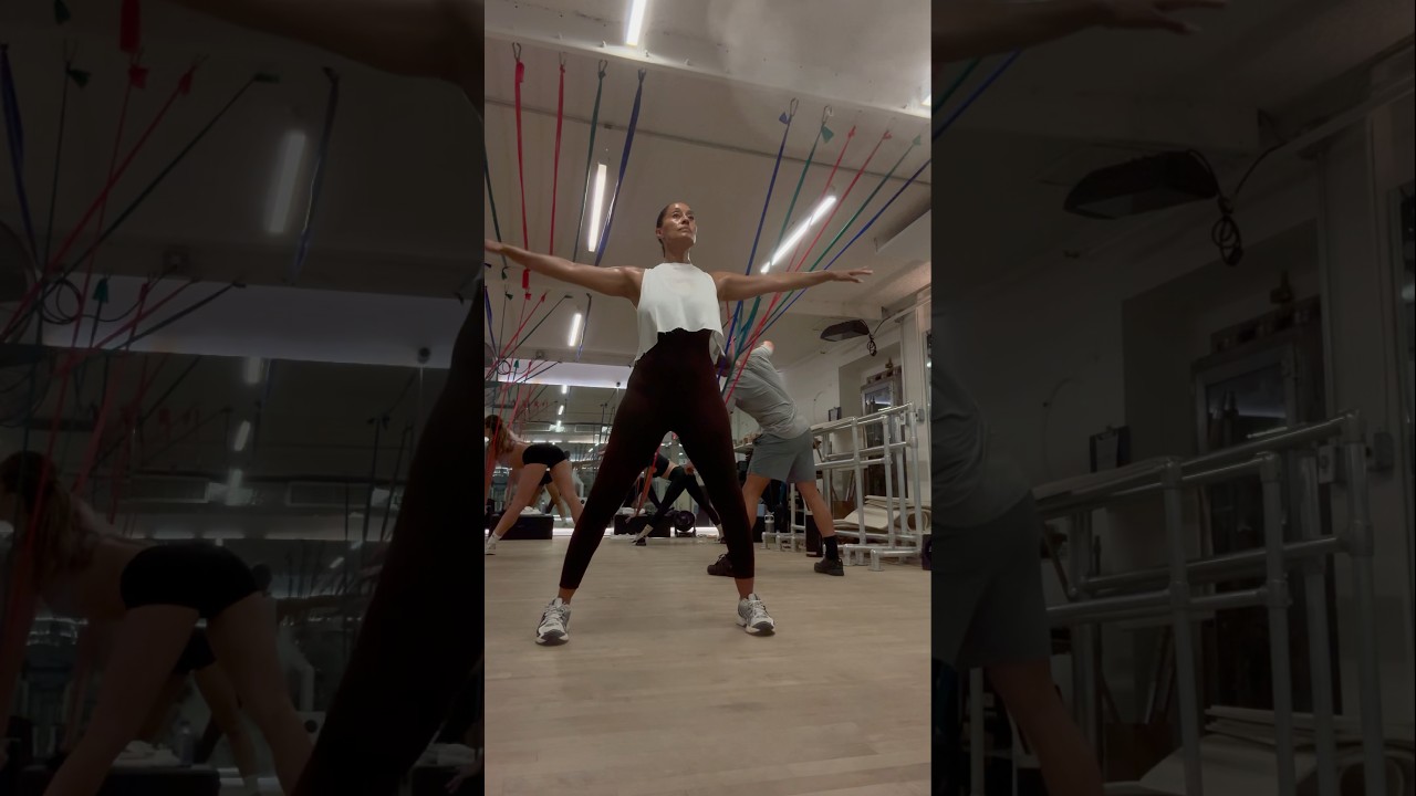 This looks easy but 10 minutes of it is no joke! ​⁠long & strong summer arms! @TracyAndersonStudio