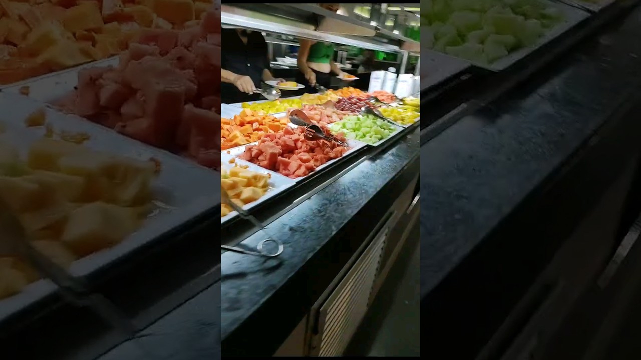 En desayuno buffet, comienza con fruta, te sacia y es comida natural llena de vitaminas y minerales.