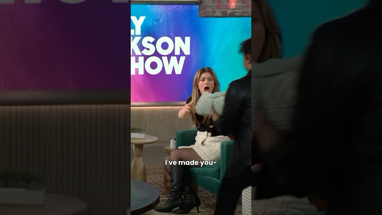 SURPRISE ​⁠@kellyclarkson 💚🤍 Knotty List throwback for my @kellyclarksonshow cardigan!